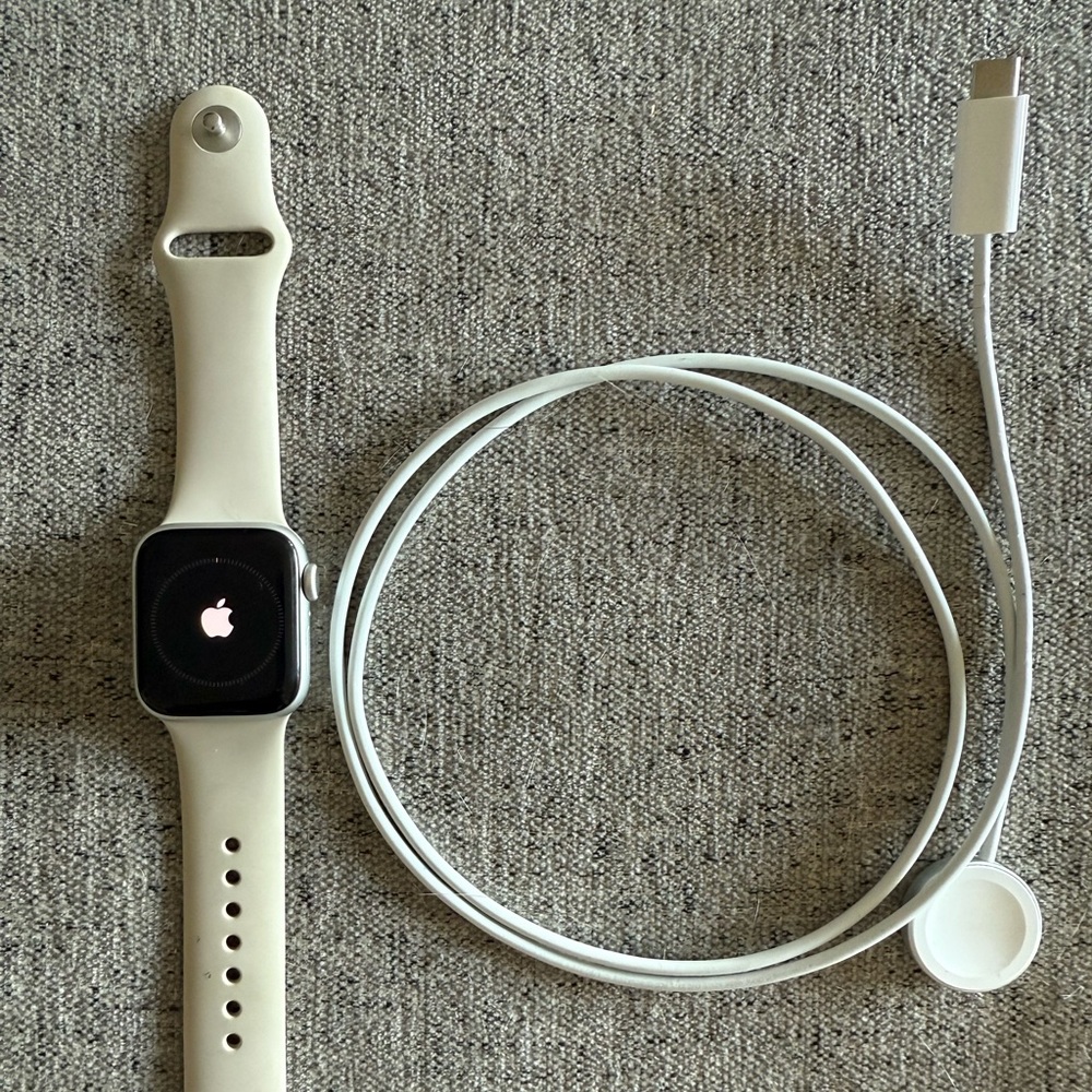 Apple SE Watch 40MM + Charger